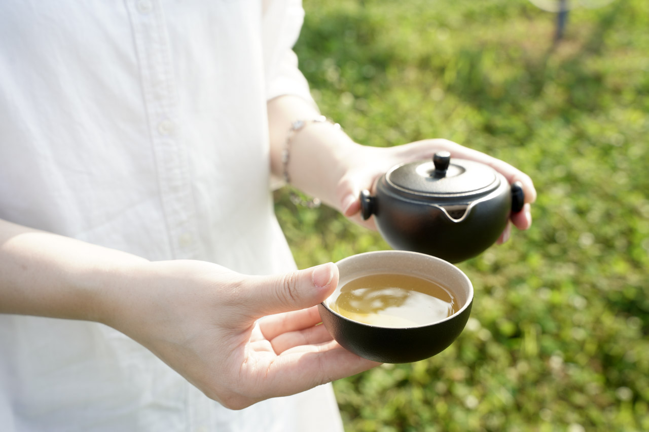 想在野外露營或是郊遊踏青時來杯好茶嗎？陸寶陶瓷 LOHAS Pottery 旅行茶具「知足常樂旅行組」把山竹融入了品茶生活樂趣中，以象徵富貴平安的「山竹」做為茶具設計靈感非常具有特色