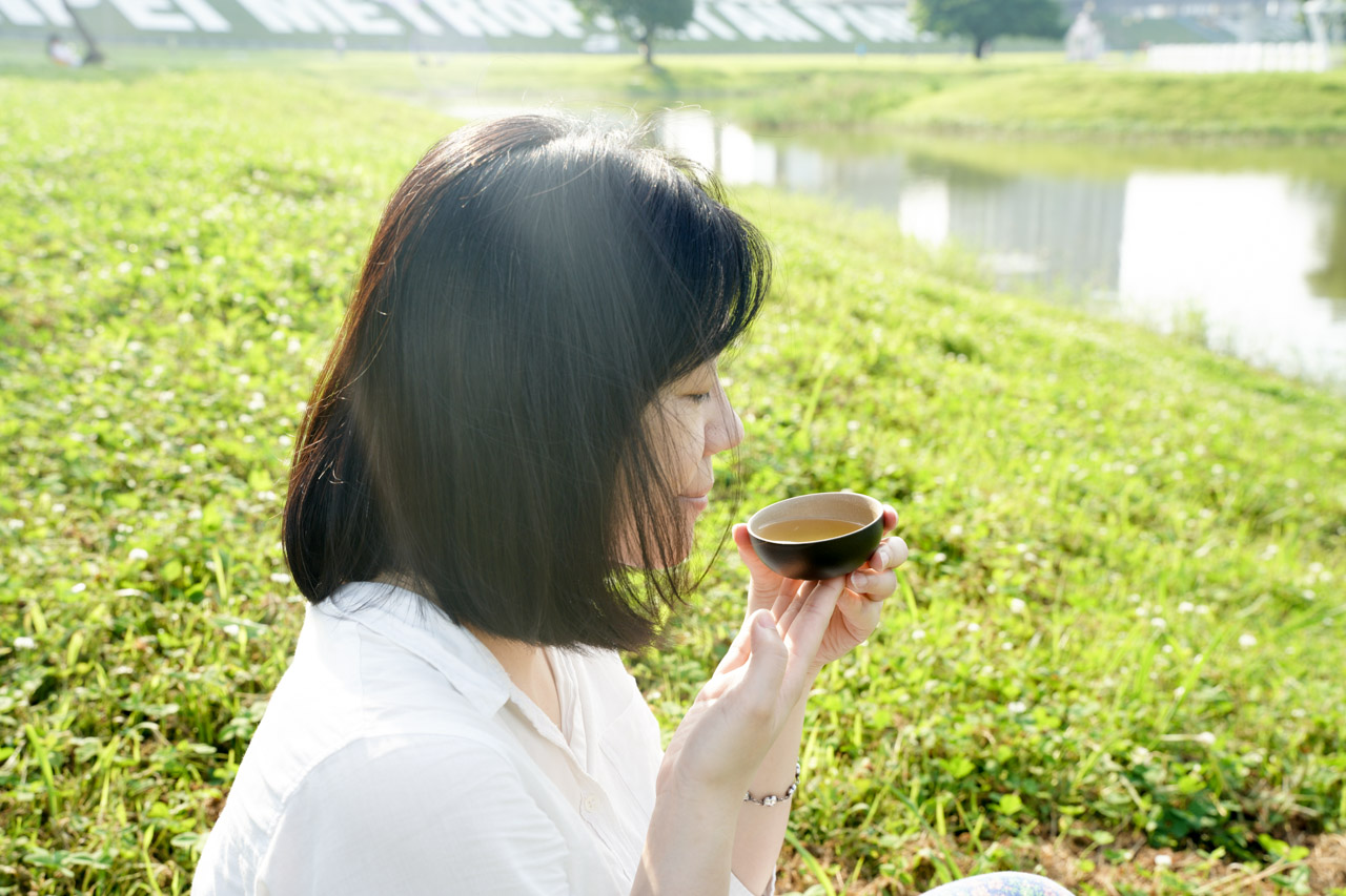 想在野外露營或是郊遊踏青時來杯好茶嗎？陸寶陶瓷 LOHAS Pottery 旅行茶具「知足常樂旅行組」把山竹融入了品茶生活樂趣中，以象徵富貴平安的「山竹」做為茶具設計靈感非常具有特色