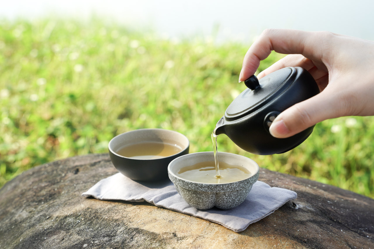 想在野外露營或是郊遊踏青時來杯好茶嗎？陸寶陶瓷 LOHAS Pottery 旅行茶具「知足常樂旅行組」把山竹融入了品茶生活樂趣中，以象徵富貴平安的「山竹」做為茶具設計靈感非常具有特色