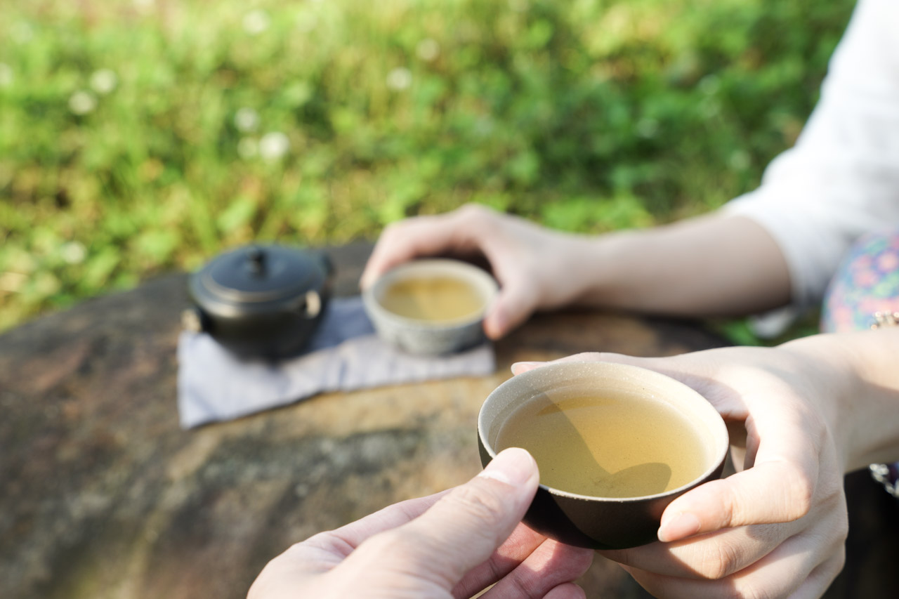 想在野外露營或是郊遊踏青時來杯好茶嗎？陸寶陶瓷 LOHAS Pottery 旅行茶具「知足常樂旅行組」把山竹融入了品茶生活樂趣中，以象徵富貴平安的「山竹」做為茶具設計靈感非常具有特色