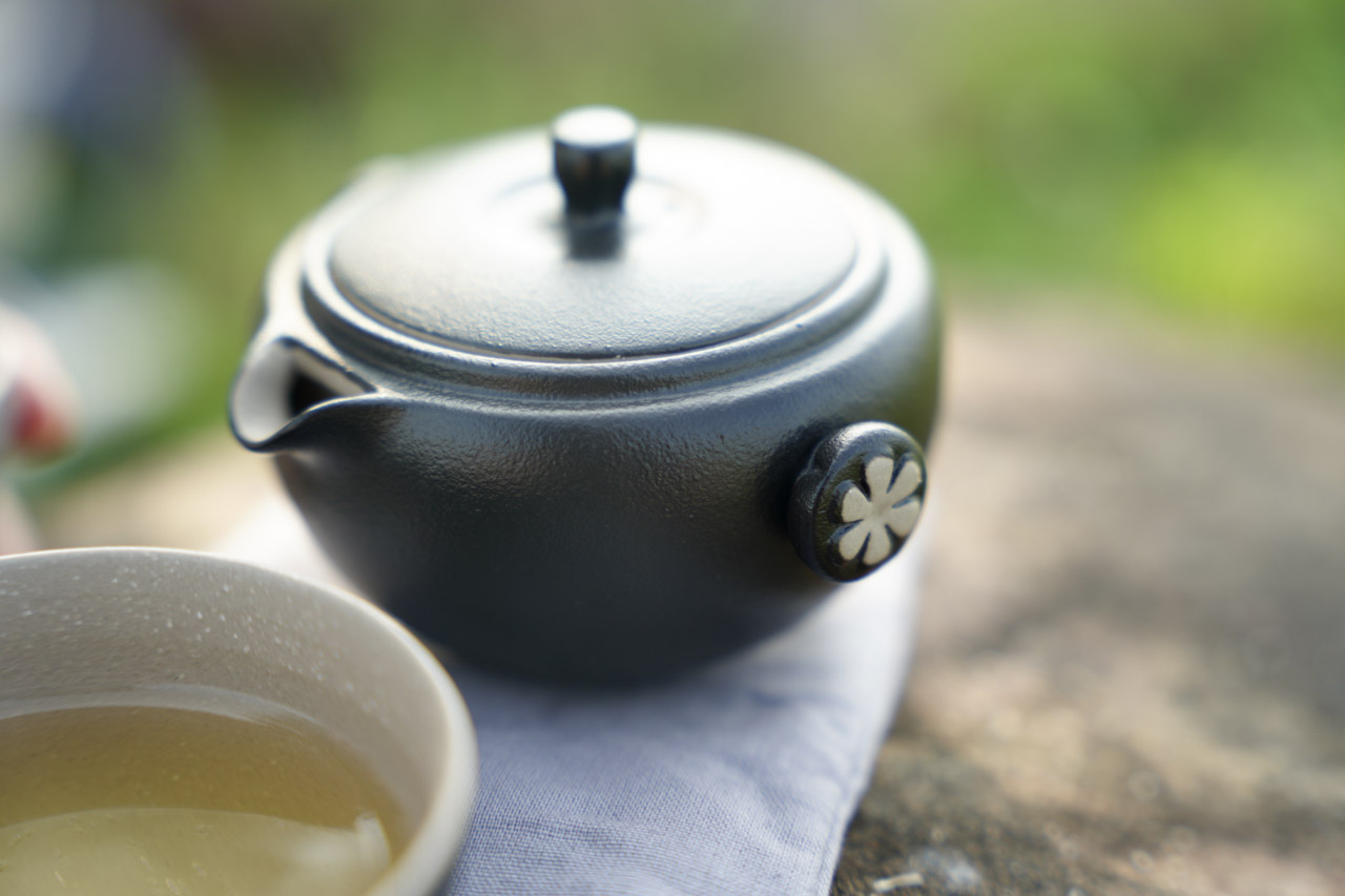 想在野外露營或是郊遊踏青時來杯好茶嗎？陸寶陶瓷 LOHAS Pottery 旅行茶具「知足常樂旅行組」把山竹融入了品茶生活樂趣中，以象徵富貴平安的「山竹」做為茶具設計靈感非常具有特色