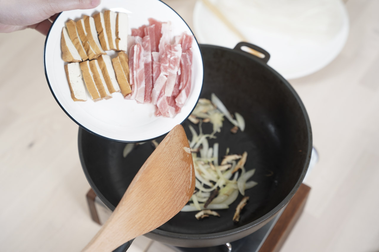 Mee Pan Dao 道地泰國料理即食包很意外如此簡單好吃，料理時加點配料立刻就可以達到正宗道地的泰國口味，我吃過一輪後真心推薦這款可以。