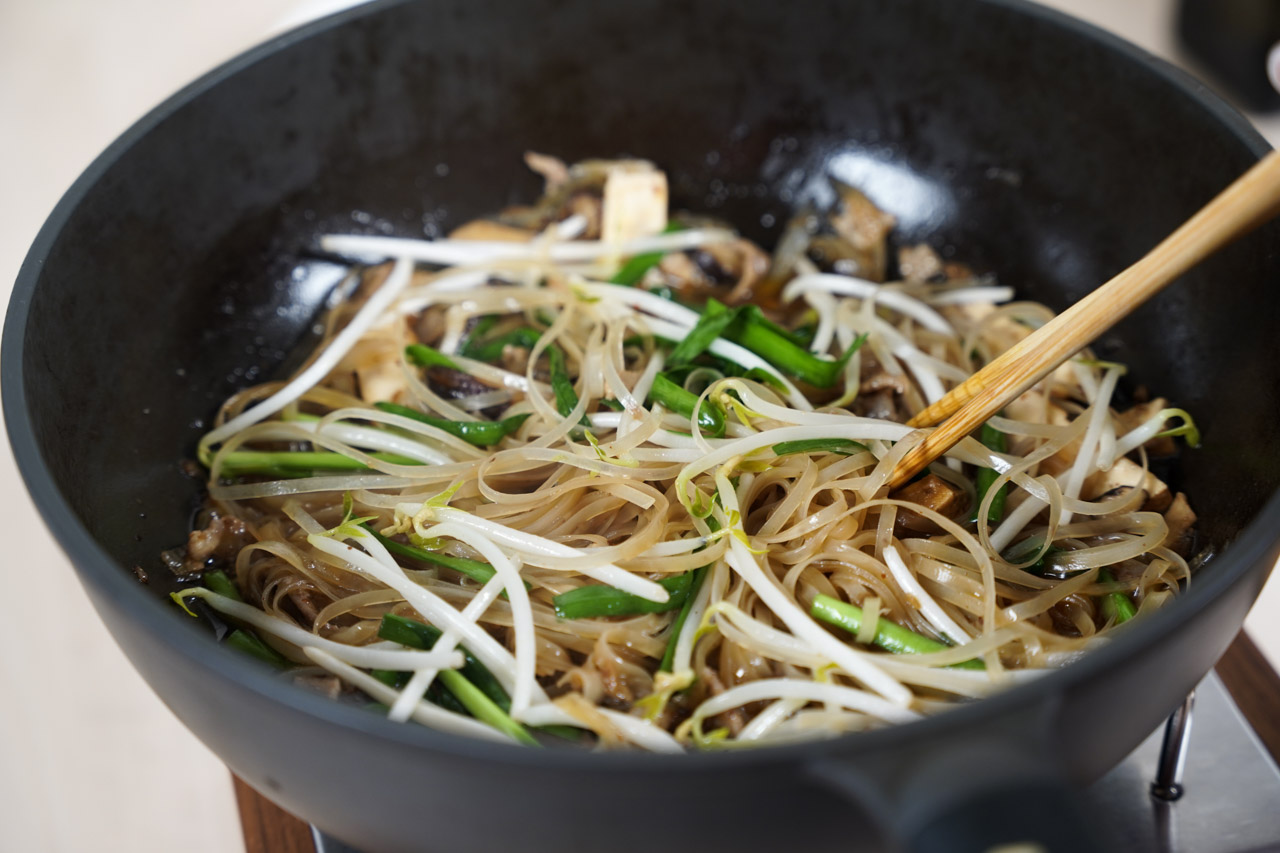 Mee Pan Dao 道地泰國料理即食包很意外如此簡單好吃，料理時加點配料立刻就可以達到正宗道地的泰國口味，我吃過一輪後真心推薦這款可以。