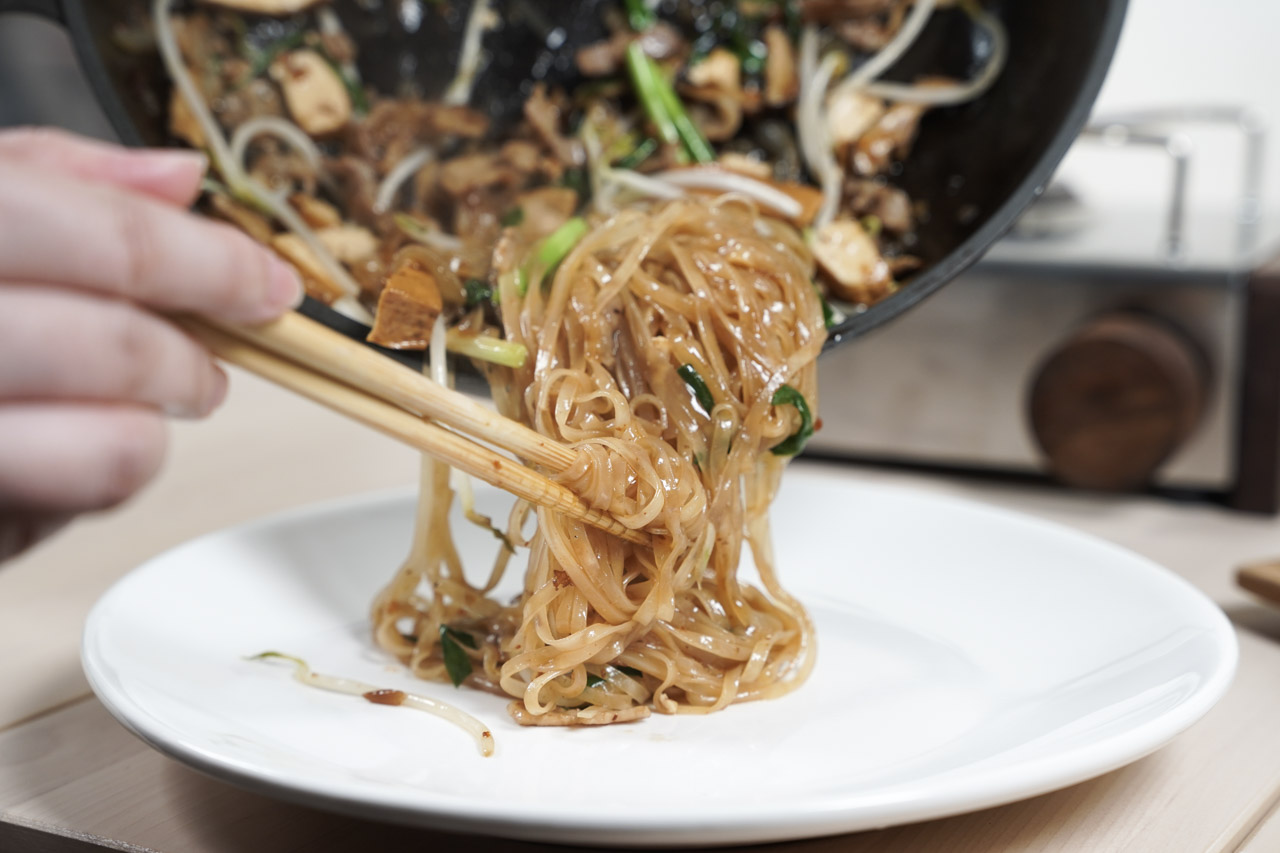 Mee Pan Dao 道地泰國料理即食包很意外如此簡單好吃，料理時加點配料立刻就可以達到正宗道地的泰國口味，我吃過一輪後真心推薦這款可以。