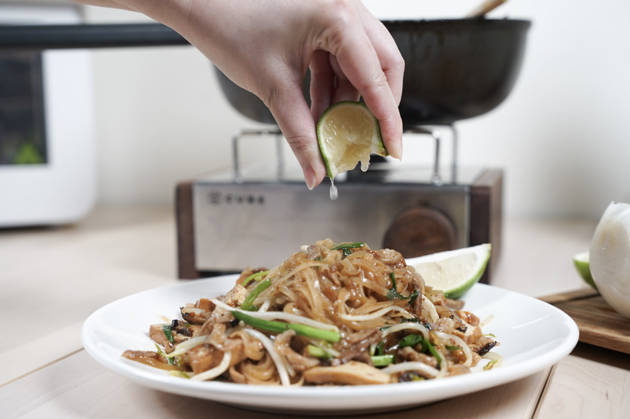 Mee Pan Dao 道地泰國料理即食包很意外如此簡單好吃，料理時加點配料立刻就可以達到正宗道地的泰國口味，我吃過一輪後真心推薦這款可以。