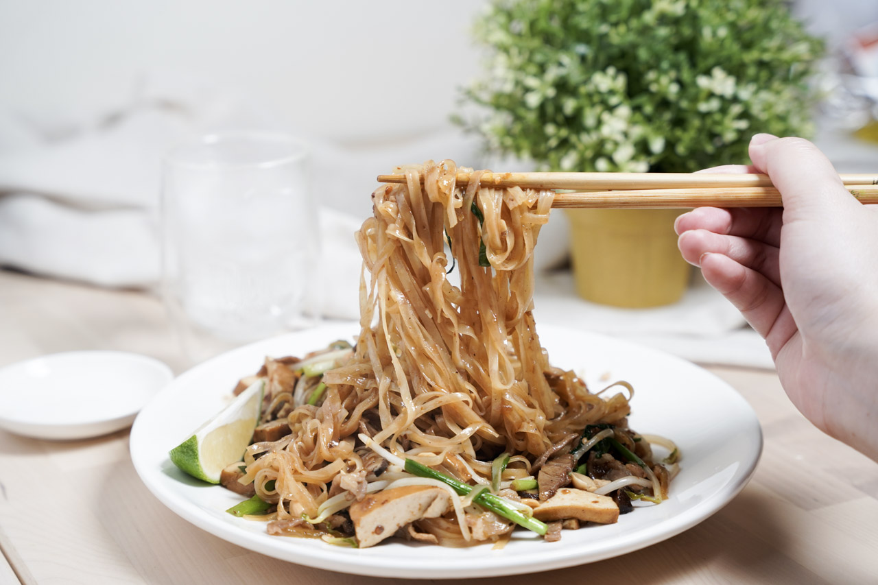 Mee Pan Dao 道地泰國料理即食包很意外如此簡單好吃，料理時加點配料立刻就可以達到正宗道地的泰國口味，我吃過一輪後真心推薦這款可以。