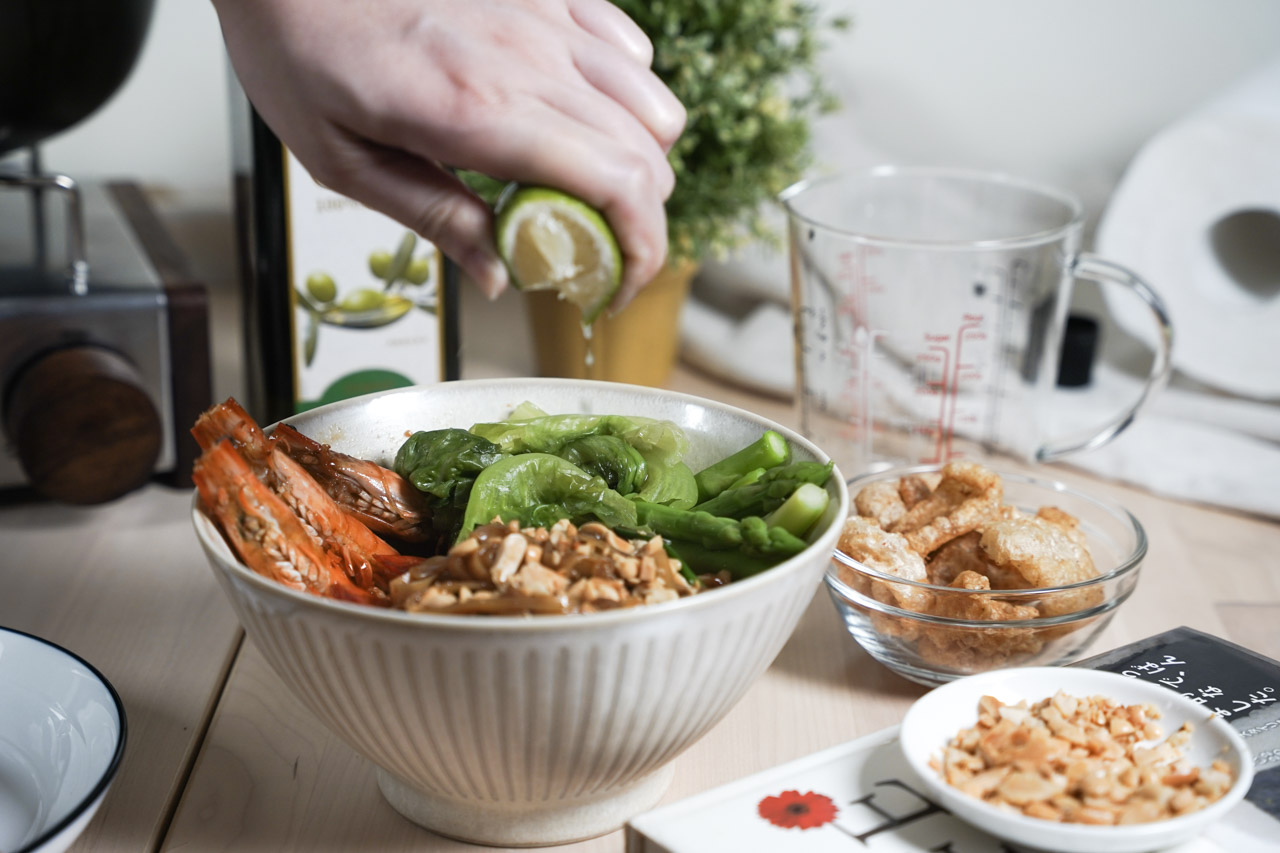 Mee Pan Dao 道地泰國料理即食包很意外如此簡單好吃，料理時加點配料立刻就可以達到正宗道地的泰國口味，我吃過一輪後真心推薦這款可以。