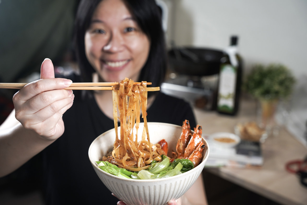 Mee Pan Dao 道地泰國料理即食包很意外如此簡單好吃，料理時加點配料立刻就可以達到正宗道地的泰國口味，我吃過一輪後真心推薦這款可以。