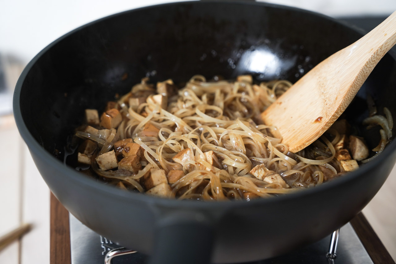 Mee Pan Dao 道地泰國料理即食包很意外如此簡單好吃，料理時加點配料立刻就可以達到正宗道地的泰國口味，我吃過一輪後真心推薦這款可以。