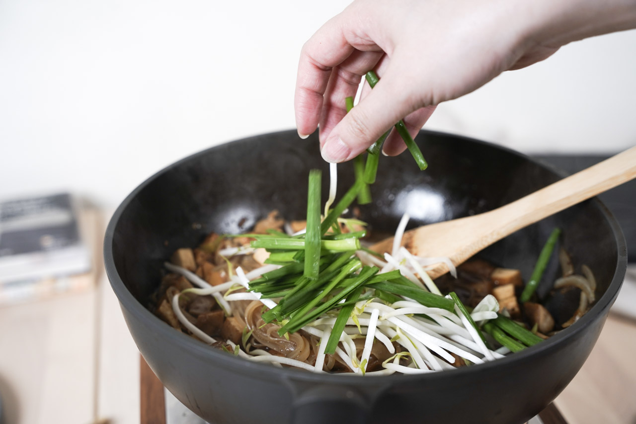 Mee Pan Dao 道地泰國料理即食包很意外如此簡單好吃，料理時加點配料立刻就可以達到正宗道地的泰國口味，我吃過一輪後真心推薦這款可以。