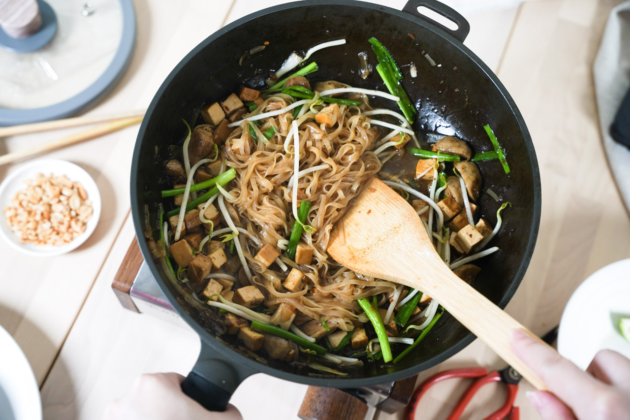 Mee Pan Dao 道地泰國料理即食包很意外如此簡單好吃，料理時加點配料立刻就可以達到正宗道地的泰國口味，我吃過一輪後真心推薦這款可以。