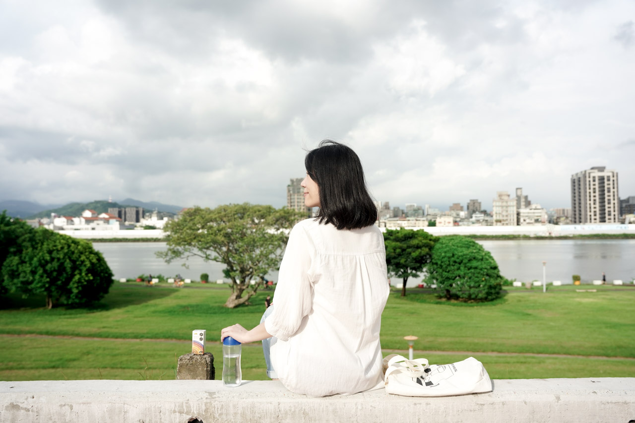 「我的視角金盞花葉黃素」由營養師輕食 的江欣樺營養師研發，這款葉黃素推薦品牌在網路上非常熱門口碑很好。因為我們沒有辦法自行產生葉黃素，但對我們來說它卻是很重要的存在，如果想從飲食上攝取葉黃素，也可以多補充深綠色蔬菜！