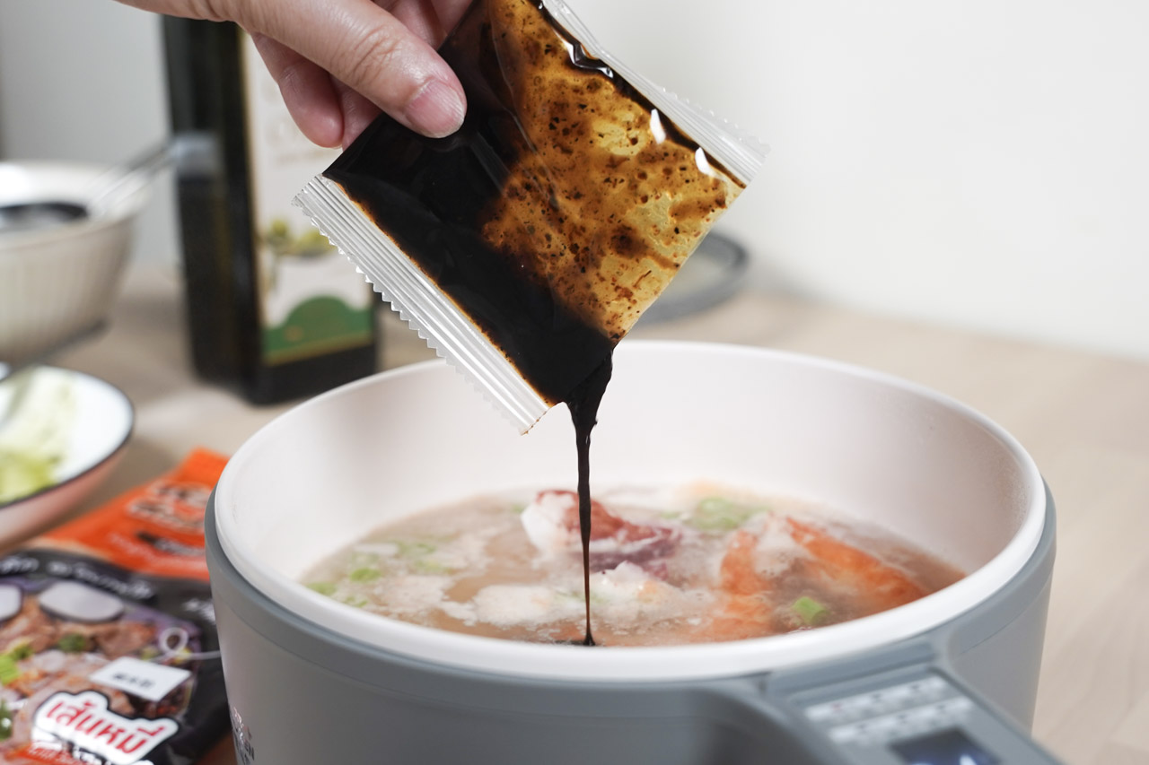 道地泰國美食「泰式船麵」在家也能享用，「Le Ros Boat Noodle」這款泰國經典黑湯米粉船麵，是來自泰國傳統的水上美食，做成道地的料理即食包，廚藝不好也沒問題，超簡單就能煮出泰式口味。