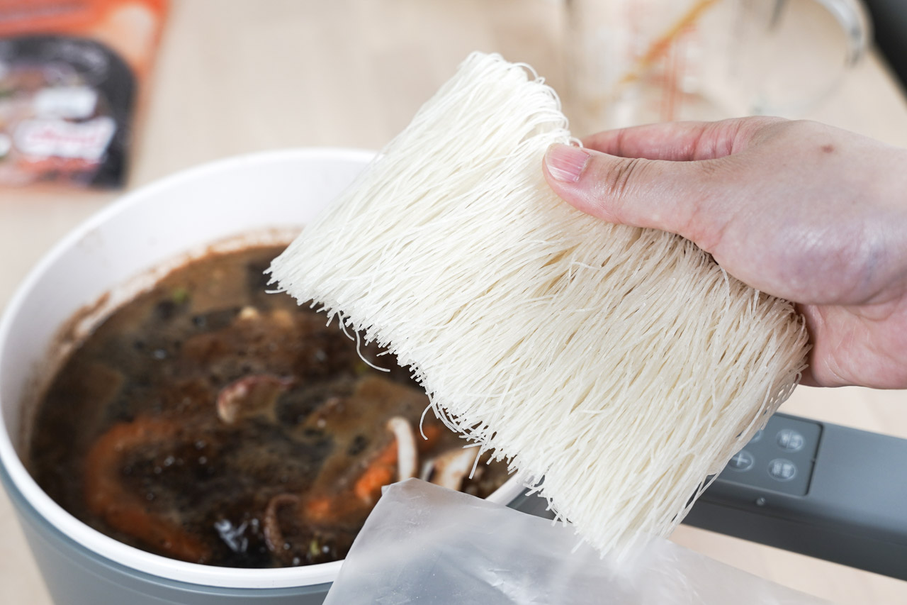 道地泰國美食「泰式船麵」在家也能享用，「Le Ros Boat Noodle」這款泰國經典黑湯米粉船麵，是來自泰國傳統的水上美食，做成道地的料理即食包，廚藝不好也沒問題，超簡單就能煮出泰式口味。