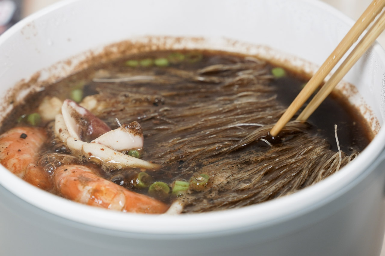 道地泰國美食「泰式船麵」在家也能享用，「Le Ros Boat Noodle」這款泰國經典黑湯米粉船麵，是來自泰國傳統的水上美食，做成道地的料理即食包，廚藝不好也沒問題，超簡單就能煮出泰式口味。