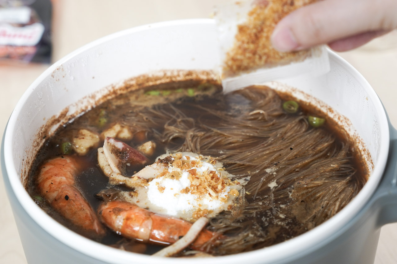 道地泰國美食「泰式船麵」在家也能享用，「Le Ros Boat Noodle」這款泰國經典黑湯米粉船麵，是來自泰國傳統的水上美食，做成道地的料理即食包，廚藝不好也沒問題，超簡單就能煮出泰式口味。