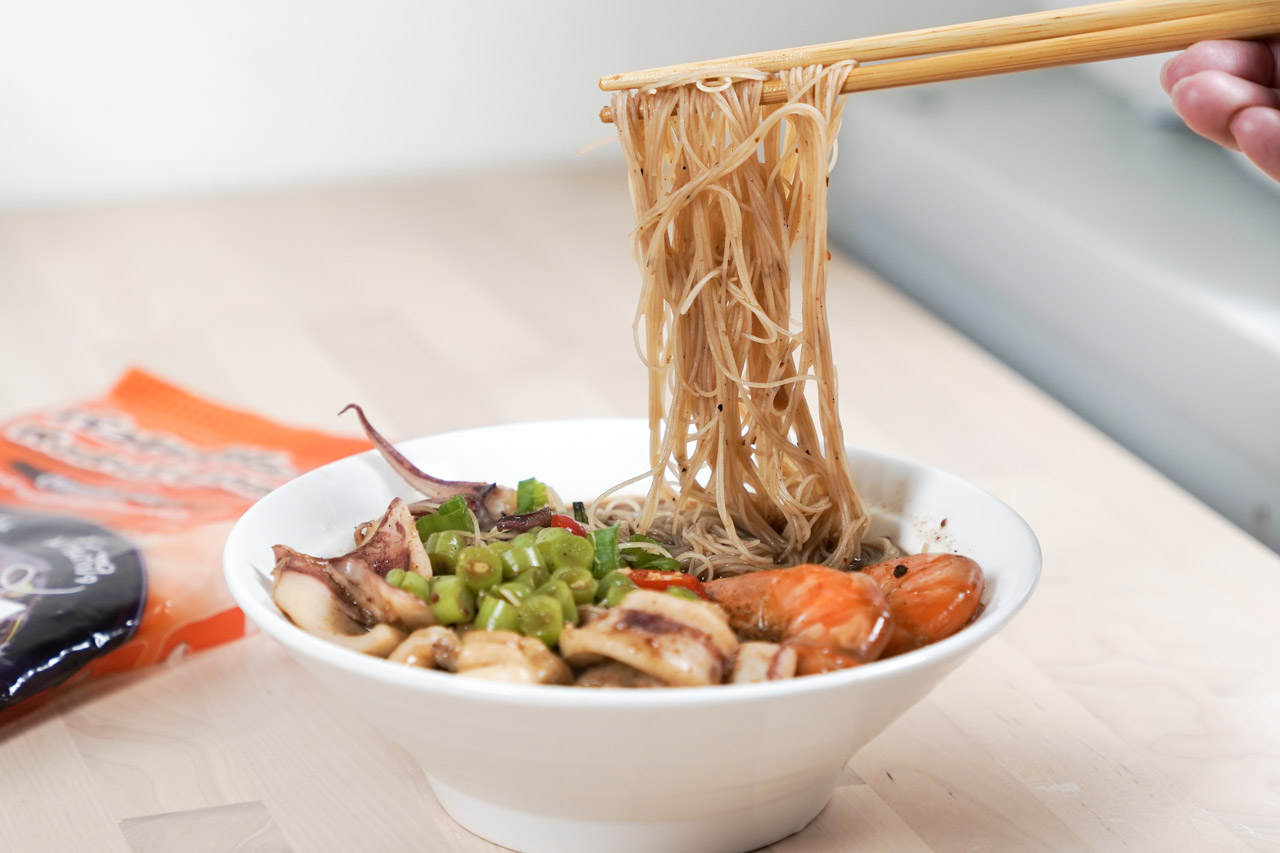 道地泰國美食「泰式船麵」在家也能享用，「Le Ros Boat Noodle」這款泰國經典黑湯米粉船麵，是來自泰國傳統的水上美食，做成道地的料理即食包，廚藝不好也沒問題，超簡單就能煮出泰式口味。