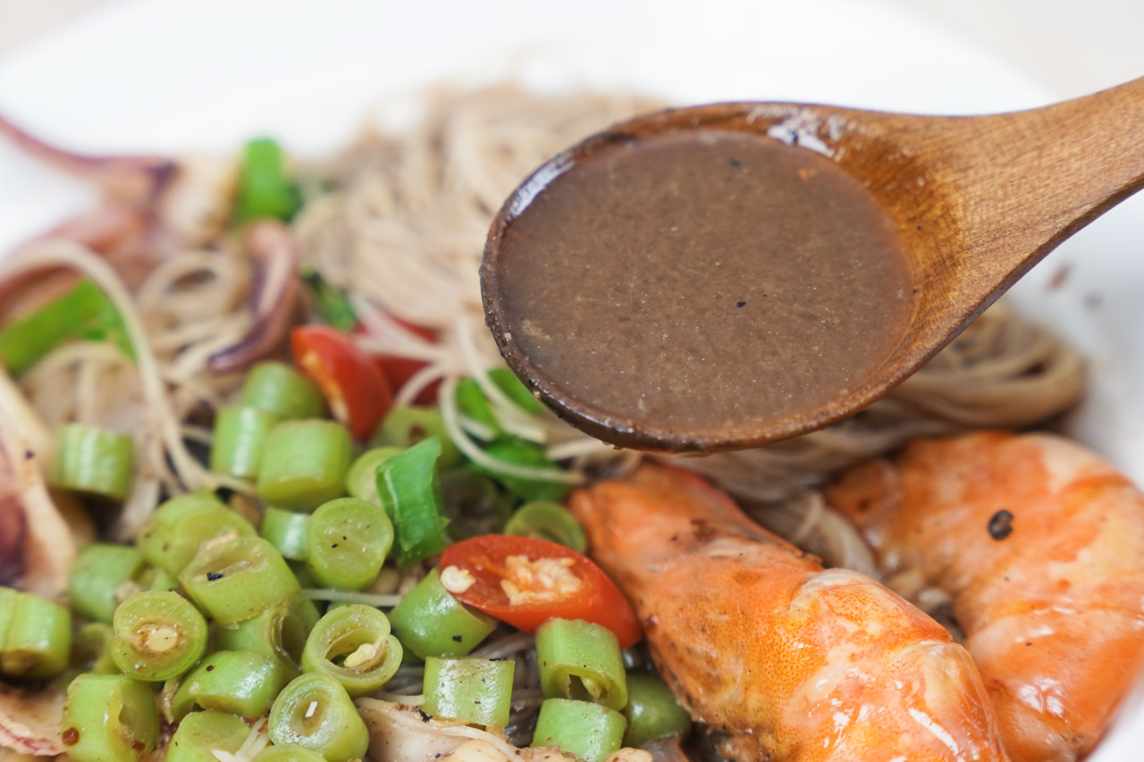 道地泰國美食「泰式船麵」在家也能享用，「Le Ros Boat Noodle」這款泰國經典黑湯米粉船麵，是來自泰國傳統的水上美食，做成道地的料理即食包，廚藝不好也沒問題，超簡單就能煮出泰式口味。