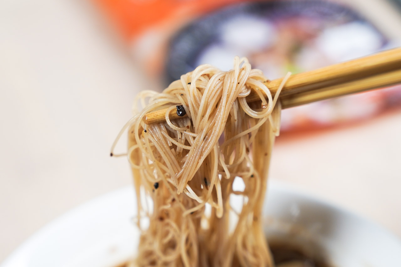 道地泰國美食「泰式船麵」在家也能享用，「Le Ros Boat Noodle」這款泰國經典黑湯米粉船麵，是來自泰國傳統的水上美食，做成道地的料理即食包，廚藝不好也沒問題，超簡單就能煮出泰式口味。