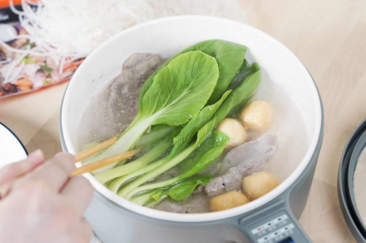 道地泰國美食「泰式船麵」在家也能享用，「Le Ros Boat Noodle」這款泰國經典黑湯米粉船麵，是來自泰國傳統的水上美食，做成道地的料理即食包，廚藝不好也沒問題，超簡單就能煮出泰式口味。