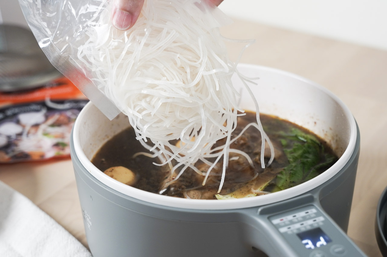 道地泰國美食「泰式船麵」在家也能享用，「Le Ros Boat Noodle」這款泰國經典黑湯米粉船麵，是來自泰國傳統的水上美食，做成道地的料理即食包，廚藝不好也沒問題，超簡單就能煮出泰式口味。