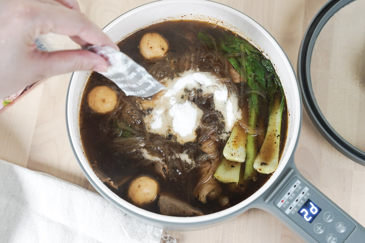 道地泰國美食「泰式船麵」在家也能享用，「Le Ros Boat Noodle」這款泰國經典黑湯米粉船麵，是來自泰國傳統的水上美食，做成道地的料理即食包，廚藝不好也沒問題，超簡單就能煮出泰式口味。