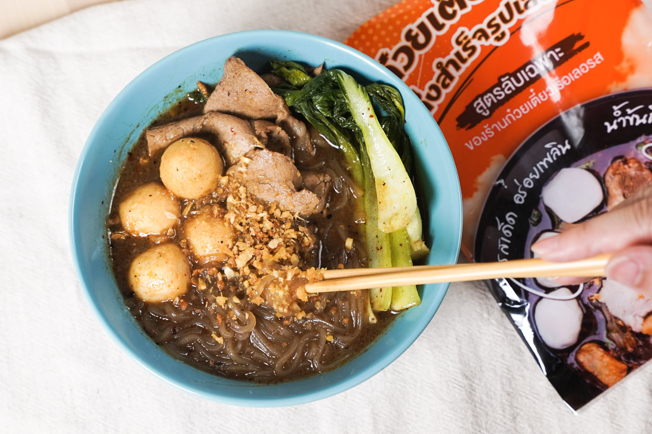 道地泰國美食「泰式船麵」在家也能享用，「Le Ros Boat Noodle」這款泰國經典黑湯米粉船麵，是來自泰國傳統的水上美食，做成道地的料理即食包，廚藝不好也沒問題，超簡單就能煮出泰式口味。