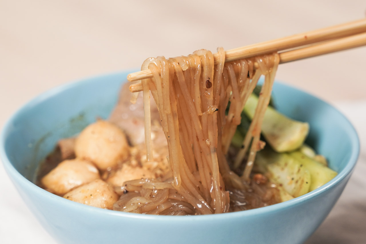 道地泰國美食「泰式船麵」在家也能享用，「Le Ros Boat Noodle」這款泰國經典黑湯米粉船麵，是來自泰國傳統的水上美食，做成道地的料理即食包，廚藝不好也沒問題，超簡單就能煮出泰式口味。