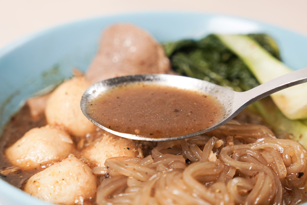 道地泰國美食「泰式船麵」在家也能享用，「Le Ros Boat Noodle」這款泰國經典黑湯米粉船麵，是來自泰國傳統的水上美食，做成道地的料理即食包，廚藝不好也沒問題，超簡單就能煮出泰式口味。