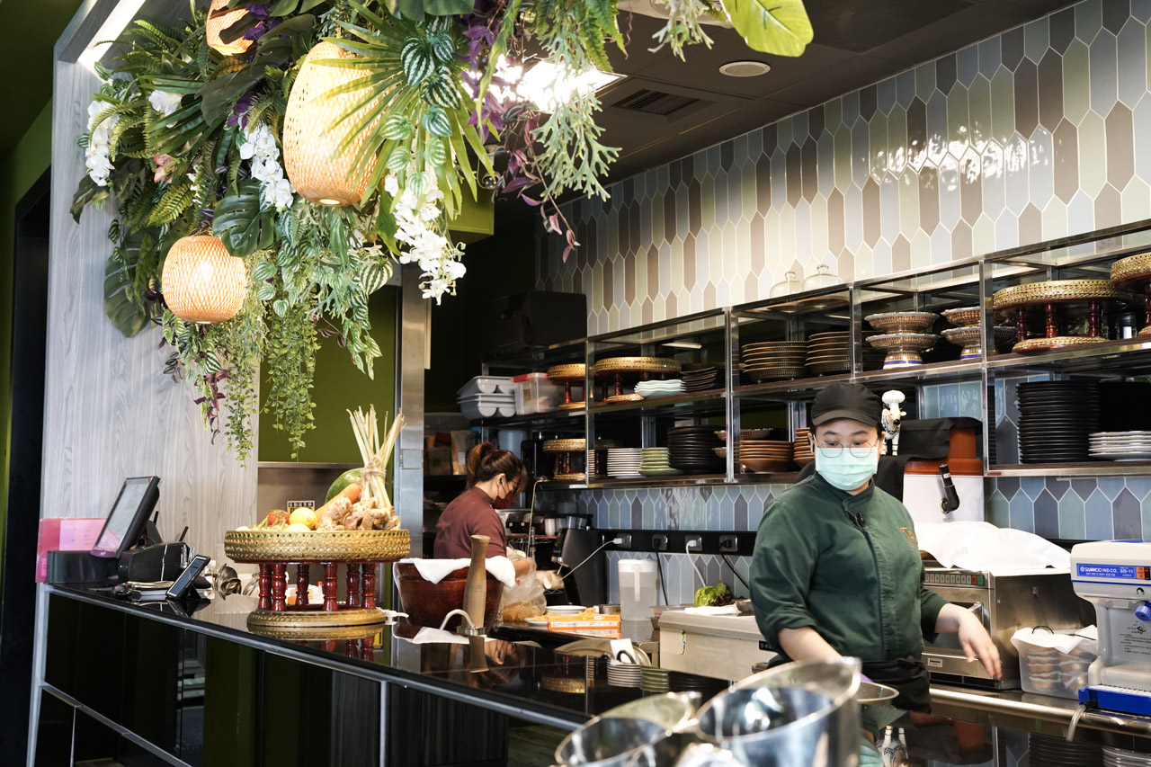 在樂泰 LOVE THAI 泰式餐廳整體用餐環境很舒適，精緻又帶有泰式特色的森林系店裝讓食物更加美味，裡面的服務人員態度親切，用餐感受更是加倍愉悅。