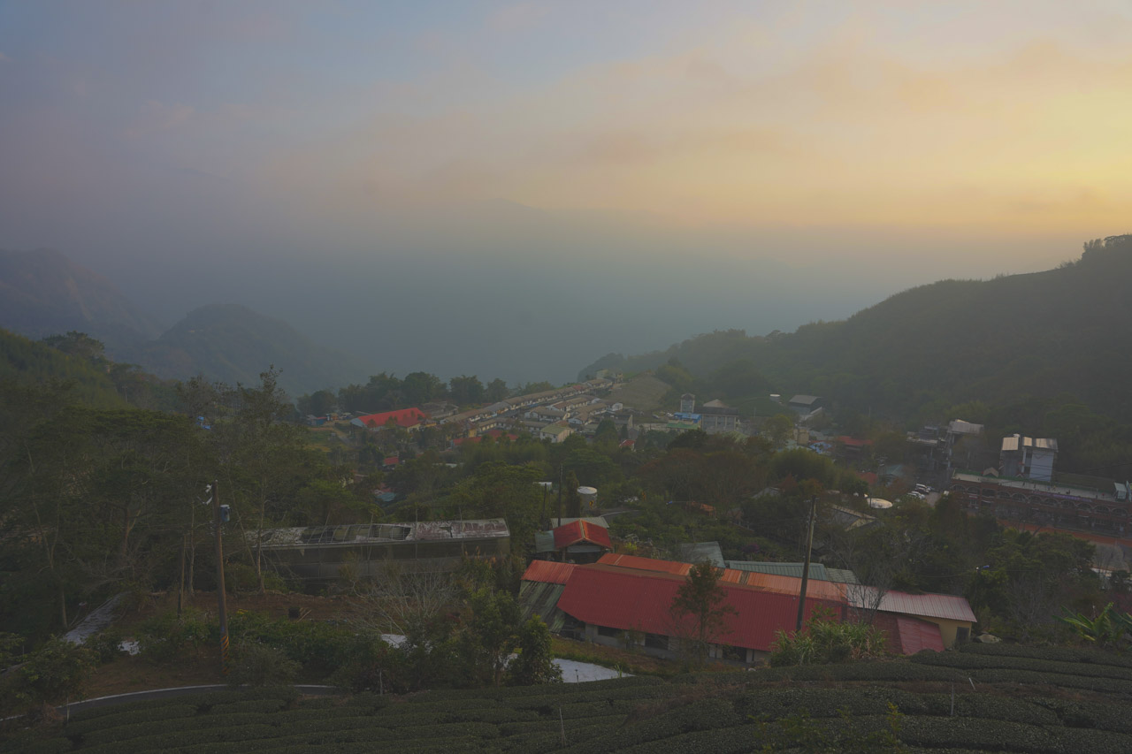 在阿里山綿延的山路轉過了無數彎道後，我們到達了一個有愛情有咖啡有山景的隱密所在【鄒族亭愛情咖啡】。雖然到訪的時間點天候不佳，但在一片茫茫景色中也挺有另一番滋味，觀景台上我看見像似一幅隱喻的水墨畫。