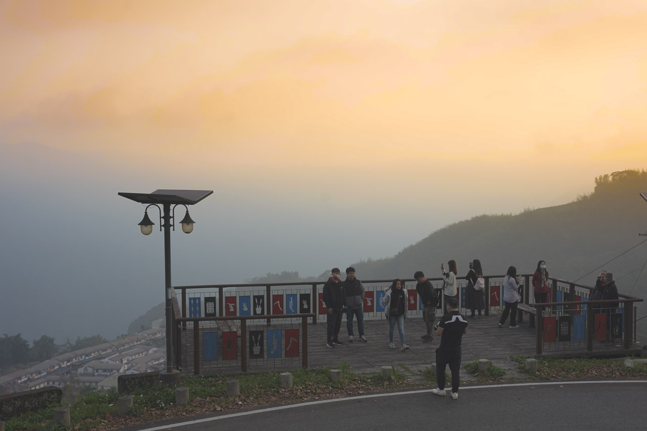 在阿里山綿延的山路轉過了無數彎道後，我們到達了一個有愛情有咖啡有山景的隱密所在【鄒族亭愛情咖啡】。雖然到訪的時間點天候不佳，但在一片茫茫景色中也挺有另一番滋味，觀景台上我看見像似一幅隱喻的水墨畫。