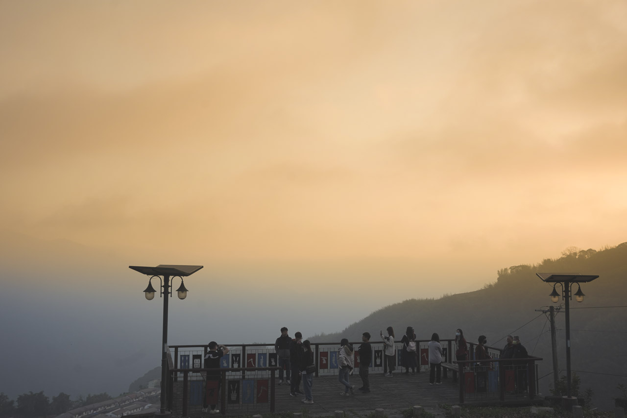 在阿里山綿延的山路轉過了無數彎道後，我們到達了一個有愛情有咖啡有山景的隱密所在【鄒族亭愛情咖啡】。雖然到訪的時間點天候不佳，但在一片茫茫景色中也挺有另一番滋味，觀景台上我看見像似一幅隱喻的水墨畫。