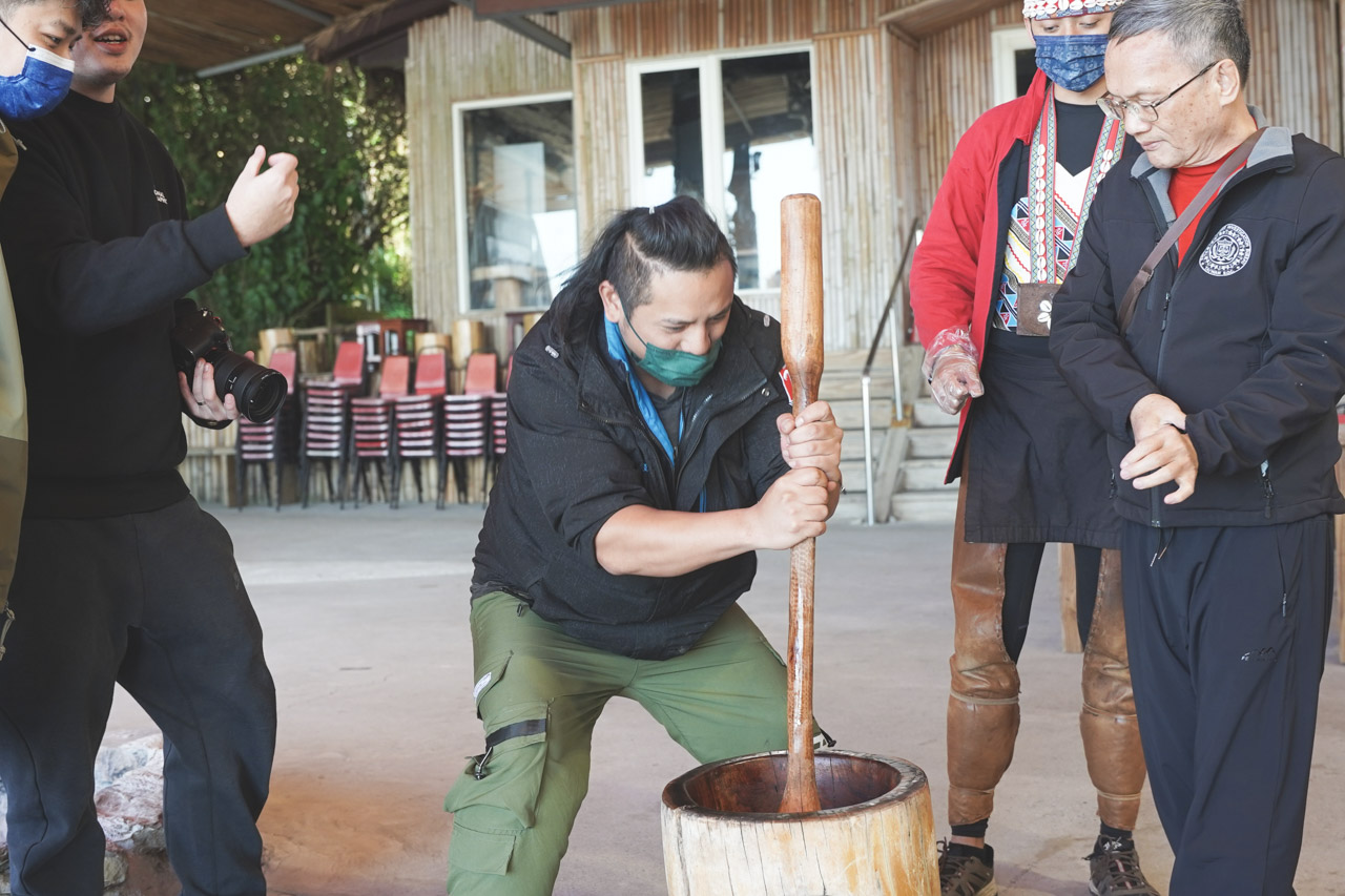 在優遊吧斯 YUYUPAS 有好吃的鄒族美食，有精品等級的咖啡香，有道地的品茶場所，還有精彩的鄒族舞蹈歌唱表演，這是一處能夠深度體驗阿里山鄒族部落文化的地方，我喜歡待在這寧靜遼闊的山景下啜飲阿里山茗茶，品嚐阿里山瑪翡咖啡莊園的咖啡。