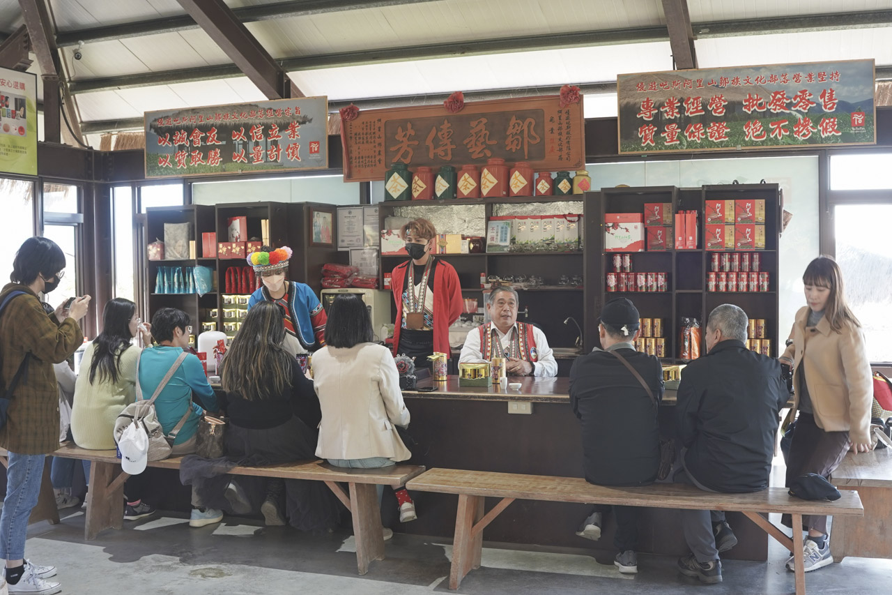 在優遊吧斯 YUYUPAS 有好吃的鄒族美食，有精品等級的咖啡香，有道地的品茶場所，還有精彩的鄒族舞蹈歌唱表演，這是一處能夠深度體驗阿里山鄒族部落文化的地方，我喜歡待在這寧靜遼闊的山景下啜飲阿里山茗茶，品嚐阿里山瑪翡咖啡莊園的咖啡。