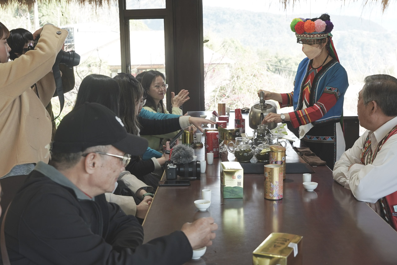 在優遊吧斯 YUYUPAS 有好吃的鄒族美食，有精品等級的咖啡香，有道地的品茶場所，還有精彩的鄒族舞蹈歌唱表演，這是一處能夠深度體驗阿里山鄒族部落文化的地方，我喜歡待在這寧靜遼闊的山景下啜飲阿里山茗茶，品嚐阿里山瑪翡咖啡莊園的咖啡。