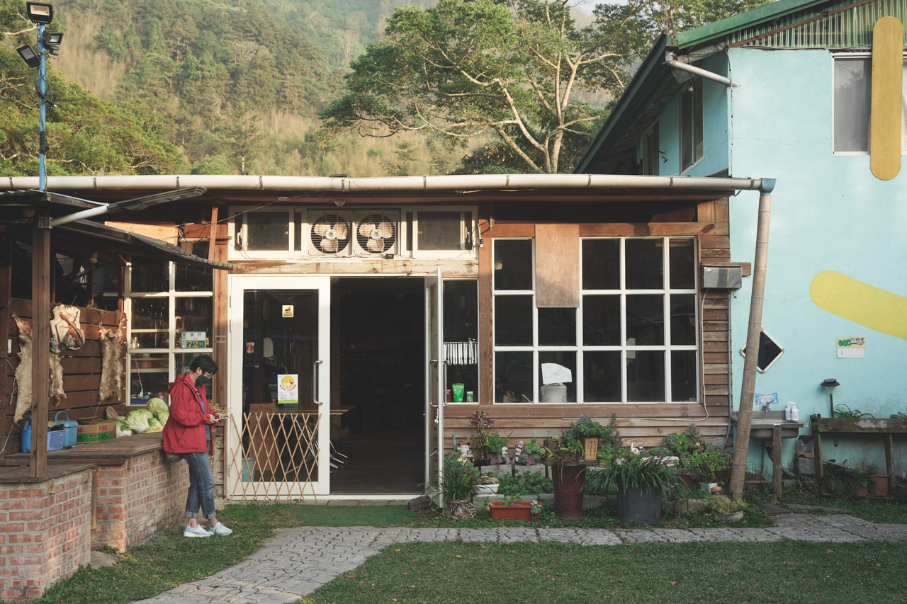 這次嘉義阿里山咖啡莊園之旅，我們在鄒族的樂野部落吃喝玩樂，也吸收到更多咖啡知識，久久沒有拋開工作遠離都市來趟輕旅行，如果大家跟我一樣喜愛咖啡，那推薦利用週末2天1夜的時間安排一趟台灣咖啡莊園知性之旅。