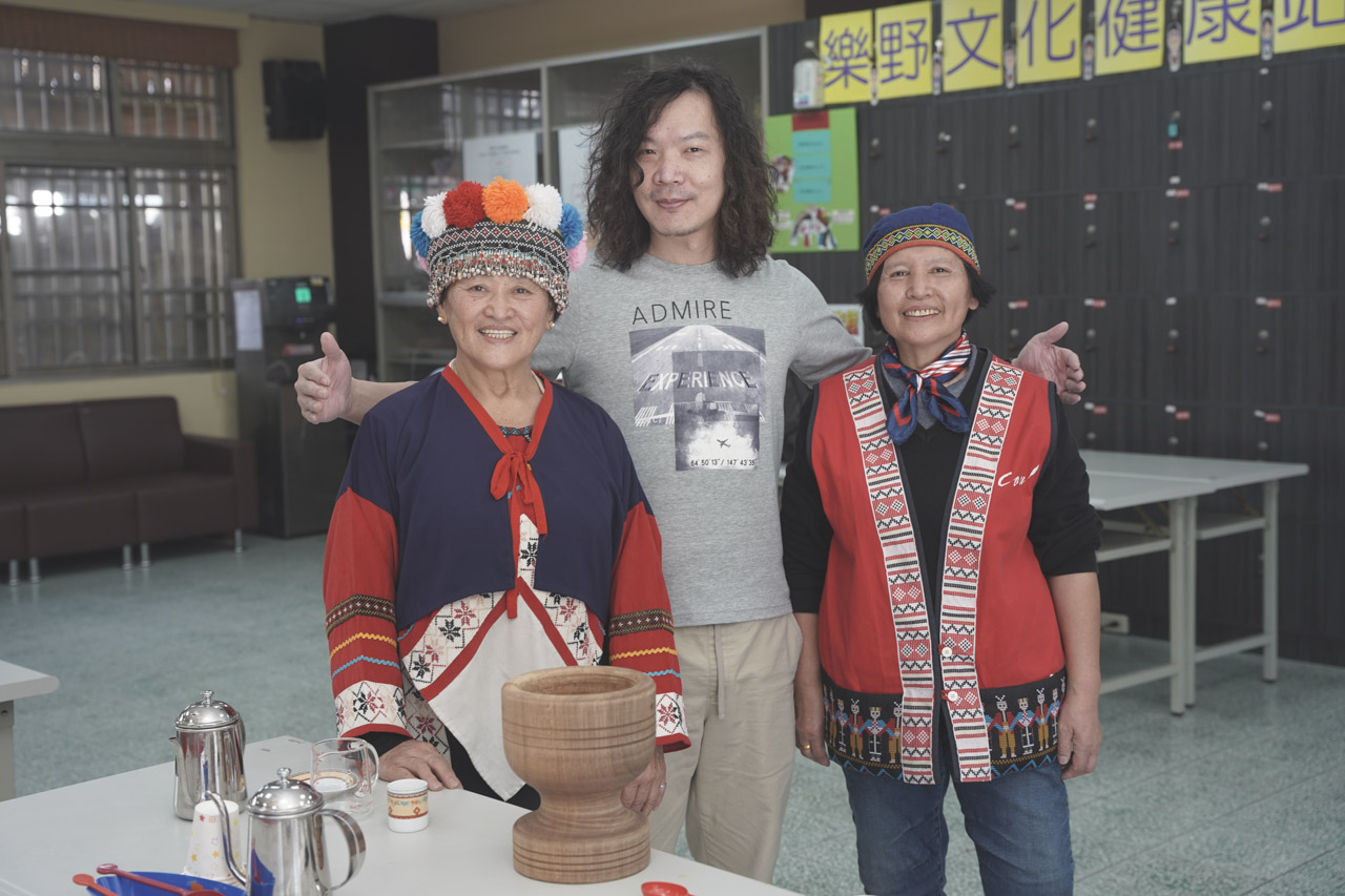 這次嘉義阿里山咖啡莊園之旅，我們在鄒族的樂野部落吃喝玩樂，也吸收到更多咖啡知識，久久沒有拋開工作遠離都市來趟輕旅行，如果大家跟我一樣喜愛咖啡，那推薦利用週末2天1夜的時間安排一趟台灣咖啡莊園知性之旅。