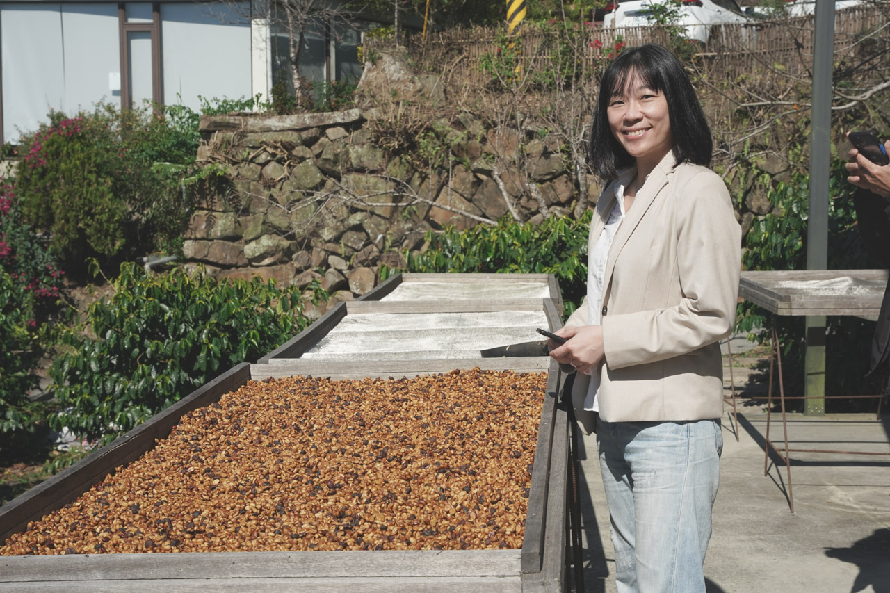 這次嘉義阿里山咖啡莊園之旅，我們在鄒族的樂野部落吃喝玩樂，也吸收到更多咖啡知識，久久沒有拋開工作遠離都市來趟輕旅行，如果大家跟我一樣喜愛咖啡，那推薦利用週末2天1夜的時間安排一趟台灣咖啡莊園知性之旅。