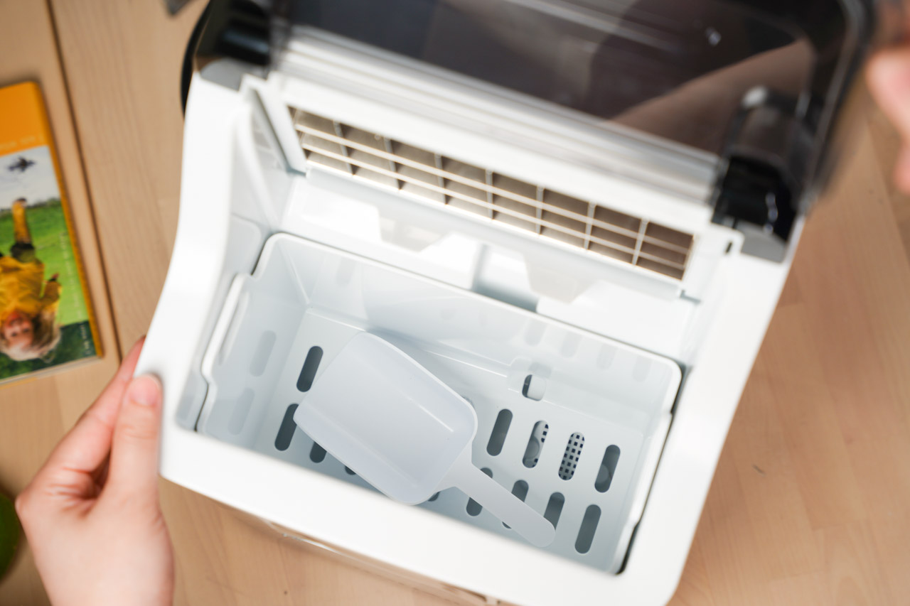 康馳桌上型製冰機 - 操作簡單、製冰速度快、低噪音，讓您輕鬆愉悅！KIM2000機型具備自動定時功能，一次製造24顆冰塊，給您無憂製冰體驗！無論炎熱夏天或日常使用，都是您的理想選擇。
