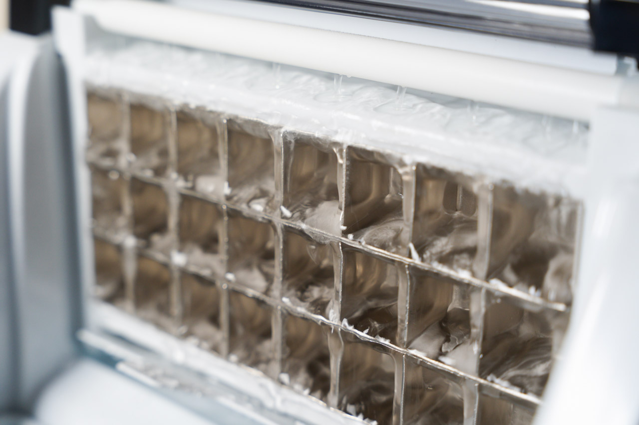 康馳桌上型製冰機 - 操作簡單、製冰速度快、低噪音，讓您輕鬆愉悅！KIM2000機型具備自動定時功能，一次製造24顆冰塊，給您無憂製冰體驗！無論炎熱夏天或日常使用，都是您的理想選擇。