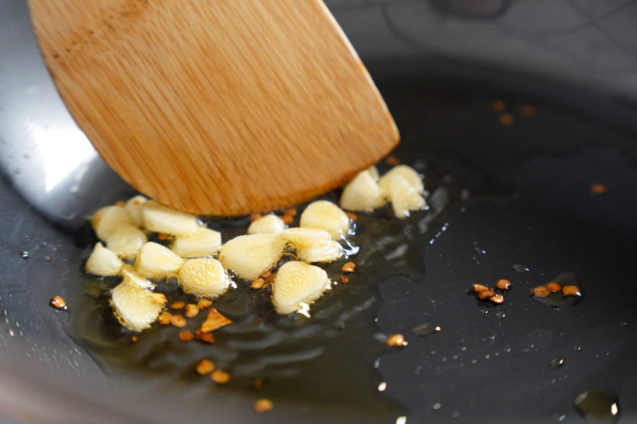 MUNICHI 純淨黑鐵鍋是一種高品質的鐵鍋，由日本燕三条精工手藝打造而成。它具有出色的導熱性和一定程度的的蓄熱性，可用於烹飪各種菜餚，包括我正在進行的生酮料理。MUNICHI 純淨黑鐵鍋經過特殊的處理，具有不沾鍋的特性，烹飪後難處理的油脂也能輕鬆清洗。