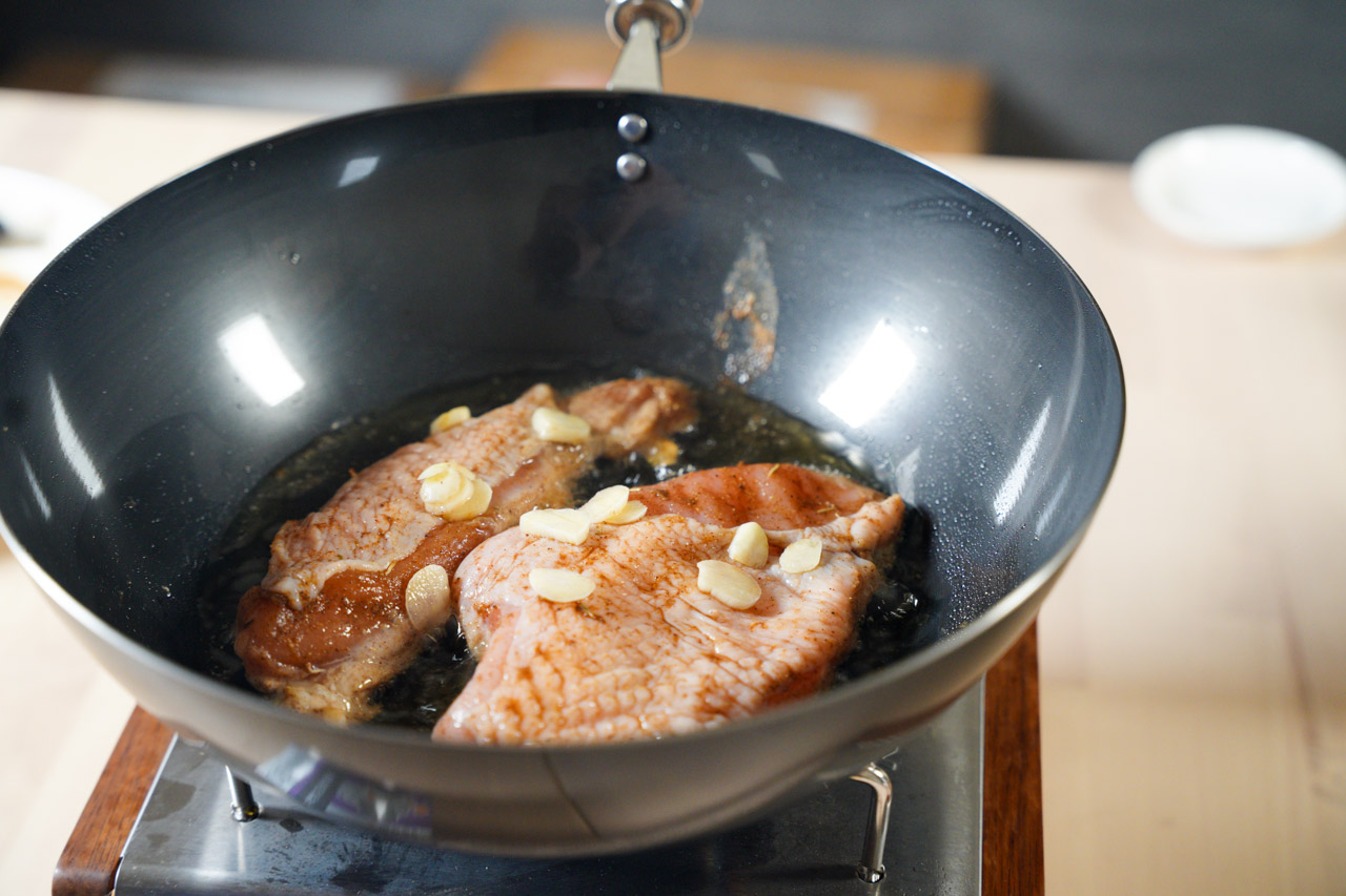 MUNICHI 純淨黑鐵鍋是一種高品質的鐵鍋，由日本燕三条精工手藝打造而成。它具有出色的導熱性和一定程度的的蓄熱性，可用於烹飪各種菜餚，包括我正在進行的生酮料理。MUNICHI 純淨黑鐵鍋經過特殊的處理，具有不沾鍋的特性，烹飪後難處理的油脂也能輕鬆清洗。