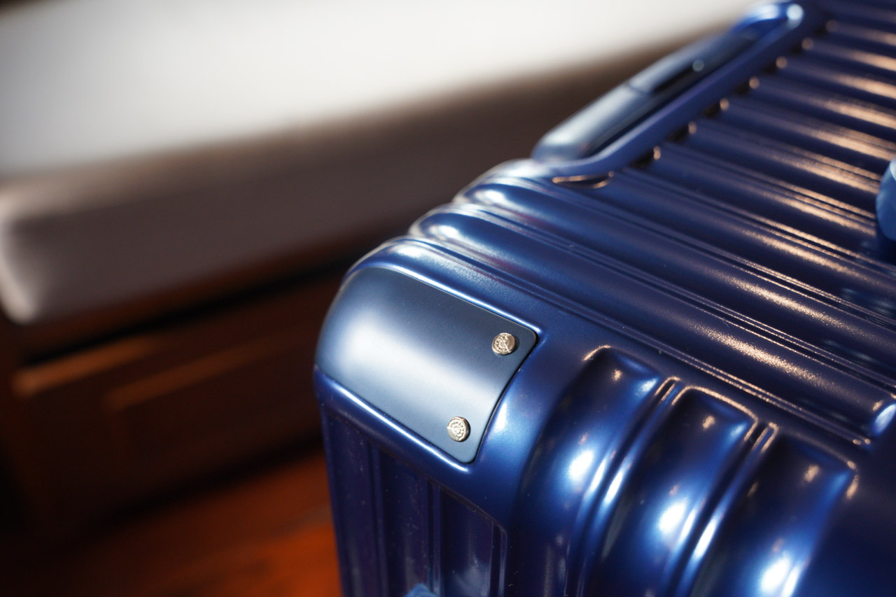 最新入手的新加坡 Crocodile 品牌行李箱：GRANMAX 28 吋鋁框胖胖箱。這款行李箱不僅擁有獨特的設計風格，還展現了出色的實用性，像是多把手設計、固定輪子、密碼結合行李箱開關，取代了傳統拉鍊設計，讓我對出國旅遊充滿期待。