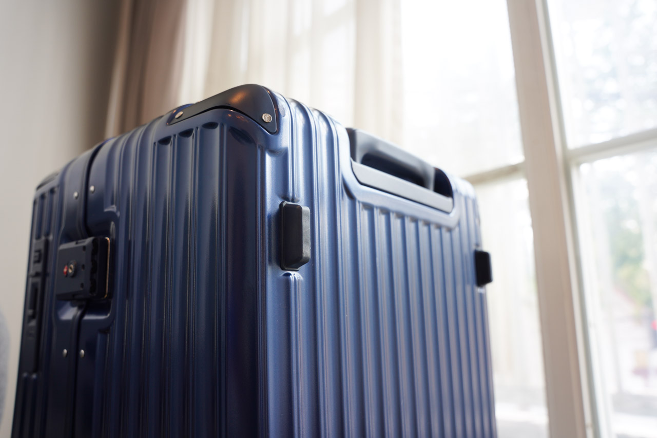 最新入手的新加坡 Crocodile 品牌行李箱：GRANMAX 28 吋鋁框胖胖箱。這款行李箱不僅擁有獨特的設計風格，還展現了出色的實用性，像是多把手設計、固定輪子、密碼結合行李箱開關，取代了傳統拉鍊設計，讓我對出國旅遊充滿期待。