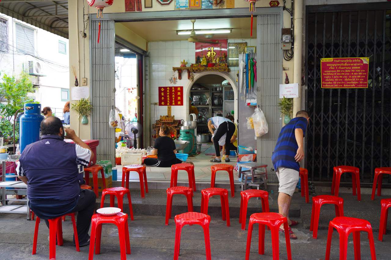 對於熱愛旅遊的我來說，這次的泰國曼谷之旅不僅是一場尋味之旅，也是一次全新旅行箱的體驗。這篇文章將帶大家看看我新入手的 Crocodile GRANMAX 28 吋鋁框胖胖箱，以及這趟旅途中發現的五間曼谷必吃美食。從旅行箱的詳細開箱評測到每一間讓人回味無窮的美食店，讓我們一起來體驗這趟美味與實用並存的泰國之旅。