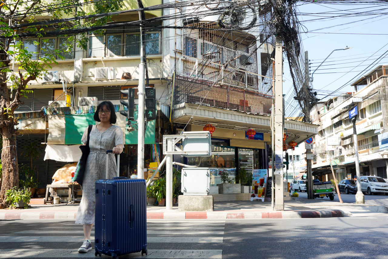 對於熱愛旅遊的我來說，這次的泰國曼谷之旅不僅是一場尋味之旅，也是一次全新旅行箱的體驗。這篇文章將帶大家看看我新入手的 Crocodile GRANMAX 28 吋鋁框胖胖箱，以及這趟旅途中發現的五間曼谷必吃美食。從旅行箱的詳細開箱評測到每一間讓人回味無窮的美食店，讓我們一起來體驗這趟美味與實用並存的泰國之旅。