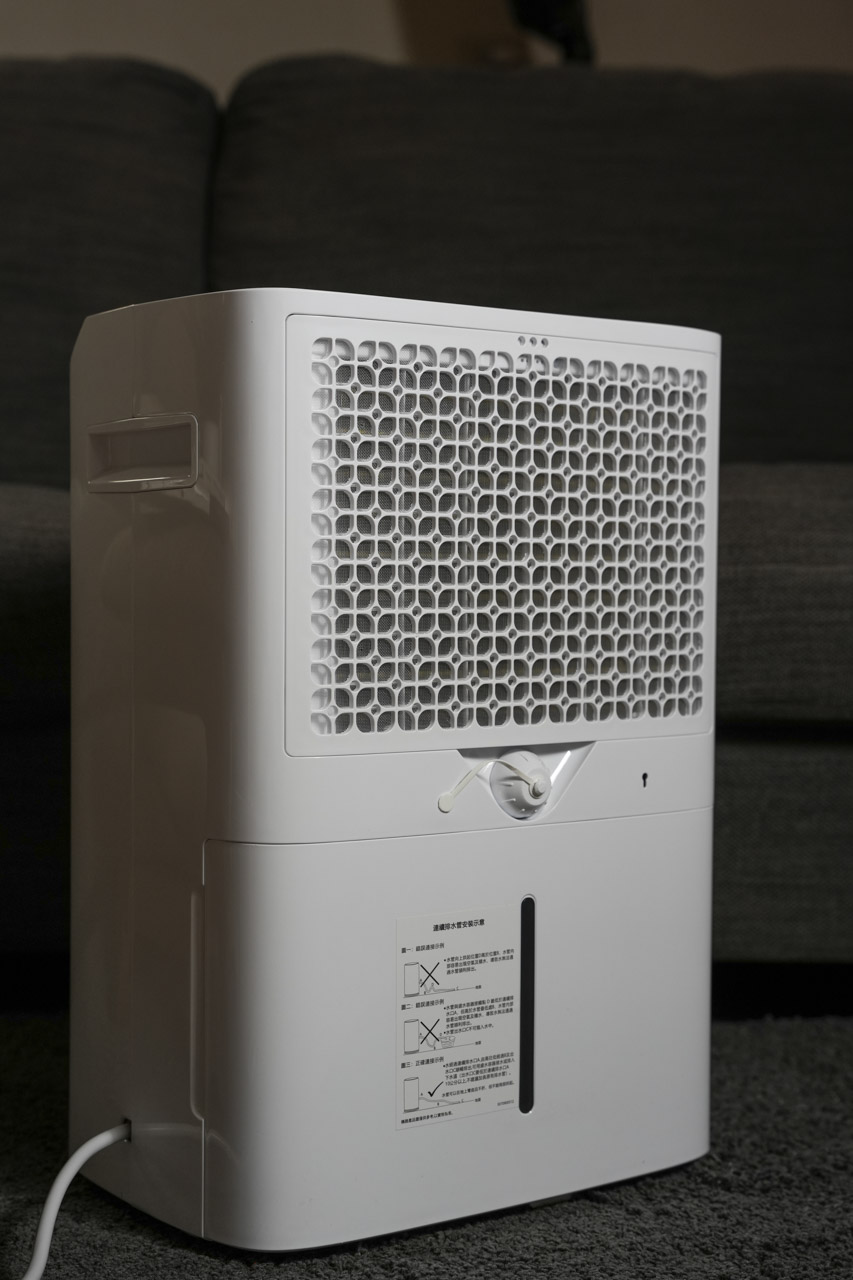 告別悶熱與潮濕，SANSUI 山水白立方殺菌除濕機 16L來了！不只是一台除濕機，它用超大除濕力與獨家雙 UV Plus 殺菌技術，讓家裡每個角落都能呼吸到乾爽清新的空氣。這不僅僅是一台機器，它是家庭舒適度的守護者，一天最低只用 0.4 度電，經濟又環保，讓你的荷包輕鬆很多。