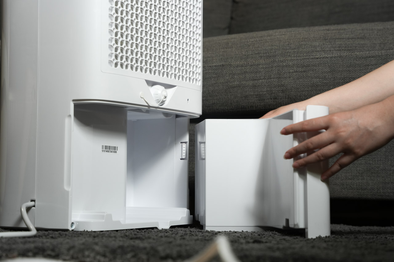 告別悶熱與潮濕，SANSUI 山水白立方殺菌除濕機 16L來了！不只是一台除濕機，它用超大除濕力與獨家雙 UV Plus 殺菌技術，讓家裡每個角落都能呼吸到乾爽清新的空氣。這不僅僅是一台機器，它是家庭舒適度的守護者，一天最低只用 0.4 度電，經濟又環保，讓你的荷包輕鬆很多。