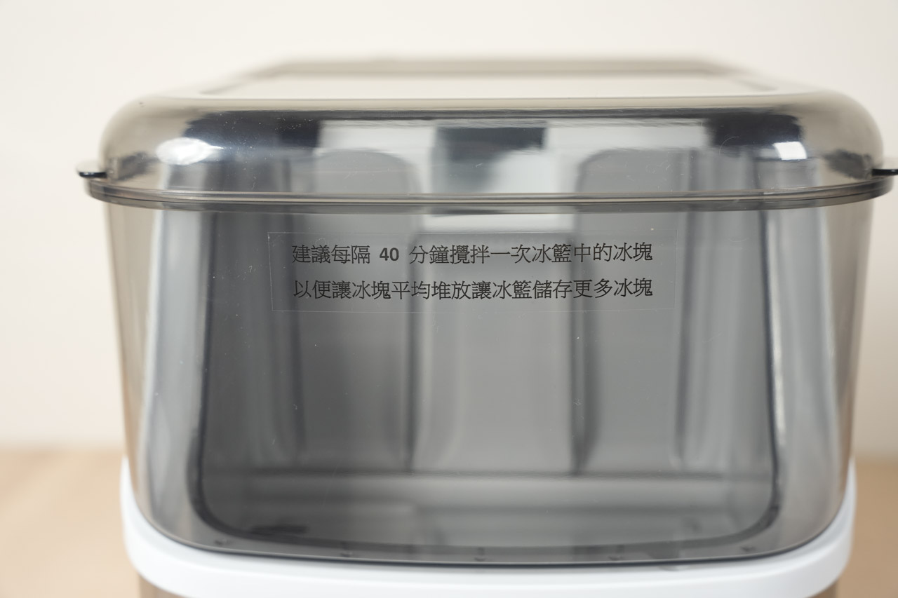 夏天來杯冰涼飲料最過癮！如果你也常常遇到冰塊不夠用、製冰太慢的問題，那這台【KOHZII 康馳 KIM1510 全自動製冰機】絕對是你的理想解方。一鍵啟動、6 分鐘快速出冰，每天最高可製冰15公斤，小巧機身還搭配自動清洗功能，家用、露營、派對都超方便。這篇文章就帶你實測開箱，看看它到底有多好用！